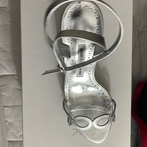 Manolo Blahnik
Kamistra Metallic Circle Cutout Sandals